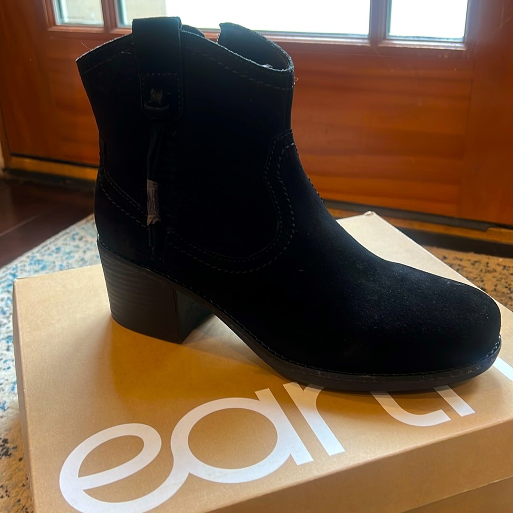 Earth suede booties size 10. Brand new in box!📦